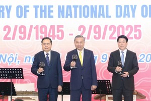 党中央总书记苏林（中）、国家主席梁强（右）、国会主席陈青敏（左）出席国庆招待会。