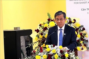 芹苴大学校长陈忠併副教授发表讲话。