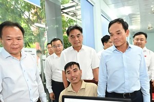 胡志明市市委书记陈留光问候前来办理行政手续的民众。