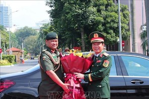 阮新疆大将在国防部总部主持欢迎仪式，欢迎文莱皇家武装军队司令一行访越。