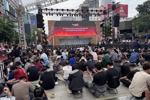 民众排队等候购买iPhone 17手机。