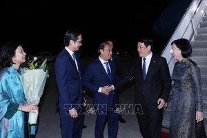 越南驻美国大使阮国勇和越南常驻联合国代表团团长杜雄越大使来到机场迎接国家主席梁强和夫人。