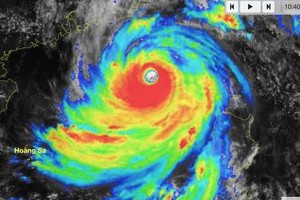 东海出现风力强达16级至17级的“桦加沙”超强台风。