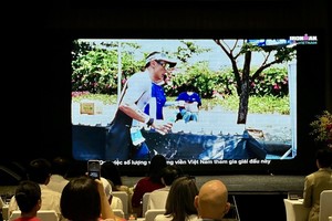 组委会介绍IRONMAN铁人三项赛的比赛项目。