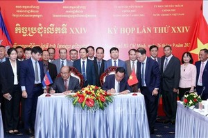 武明良上将和波尔·萨鲁恩大将签署了第24次会议纪要。