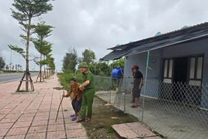 河靖省智河坊公安协助疏散受影响的民众至安全区域。