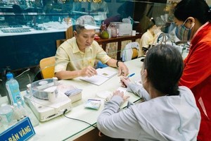 客户在盘棋坊SJC西贡黄金珠宝公司出售黄金。