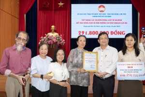 胡志明市越南祖国阵线委会员接收本市文艺工作者捐赠的2亿9180万元 ，以援助受10号台风影响的同胞。