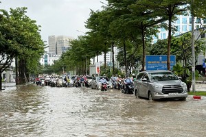 10月1日上午，宗室说街街头水淹深度接近人行道，达30至40厘米。