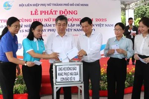 胡志明市市委副书记、市越南祖国阵线委员会主席阮福禄和各位代表救助受暴雨洪涝影响的同胞。