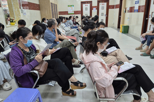 劳动者在医院看病。