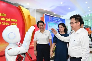 胡志明市市委副书记邓明通检查人脸识别技术点名报到区域。 