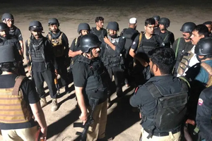 德拉伊斯梅尔汗地区一处警察培训中心遭袭后，多名警察站在该中心外。 图源：《黎明报》