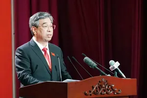 胡志明市市委副书记、市越南祖国阵线委员会主席阮福禄代表主席团在大会阐述报告。