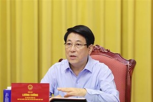 国家主席梁强在主席府主持召开工作会议。