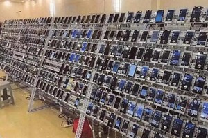 在美国纽约东区地方法院法庭文件中，呈现了据称用于电诈的“手机农场”的图片。