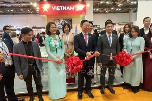 越南驻新加坡大使陈福英与胡志明市旅游厅代表在2025年亚洲国际旅游博览会（ITB Asia）上共同举行越南—胡志明市旅游展台开幕式。