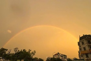 10月16日清晨，河内多地出现单道彩虹景象。