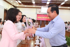 阮文得主席向女干部、公务员、职工赠送礼物，以祝贺“一〇‧二〇”越南妇女节。