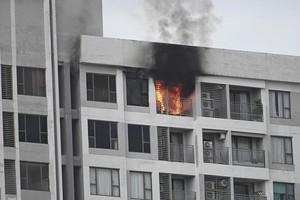 10月20日下午，Rivergate Residence公寓27楼起大火。