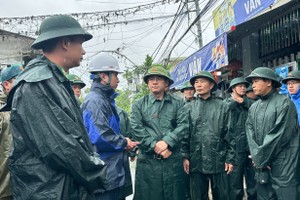 第五军区副司令兼参谋长潘大义大校与和庆坊人委会副主席邓玉俊前往苏母街区域视察。