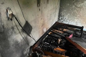 手机在充电时发生爆炸，致使屋内许多财物付诸一炬。