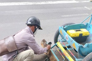 民众与职能力量配合开展吸钉行动。