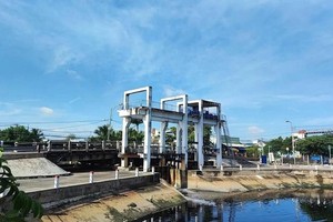 自10月28日起，新坚桥禁止汽车通行。