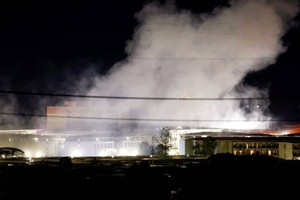 2025年10月24日，泰缅边境附近KK园区发生爆炸后，浓烟从建筑上空升起。