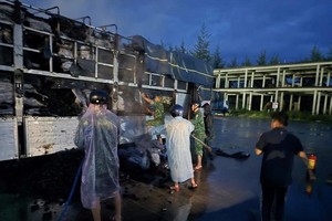 运载炭到富国岛卡车在渡轮上起火。