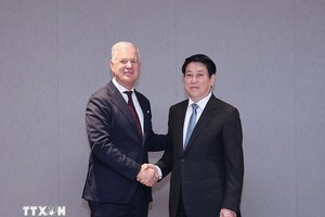 越南国家主席梁强会见国际商会（ICC）秘书长约翰·丹顿。