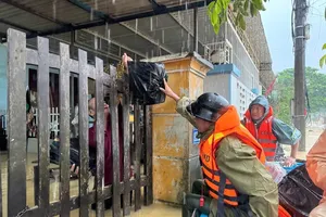  顺化市公安接济洪水地区的民众。