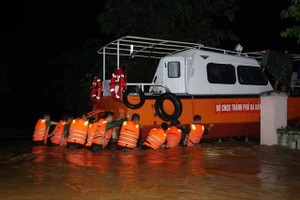 岘港市军事指挥部救援重灾区民众脱困。