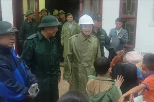 岘港市人委会副主席陈南兴与该市各厅、部门领导前往灾区问候受灾民众。