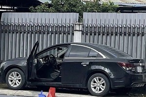 停放在路边的轿车车尾厢内发现一具女尸。