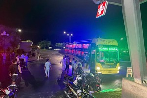 图 : 交警使用特种车辆为载有临盆产妇的卧铺客车开行优先通道，及时把她护送至医院急救。