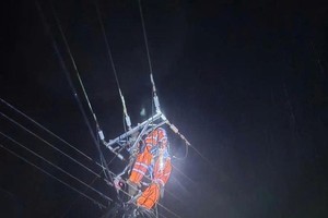 连夜克服因洪灾受损的电力系统。