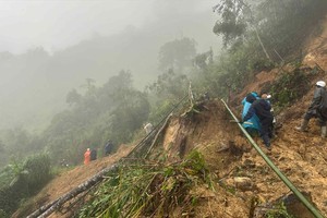 从西江乡通往雄山边境乡的ĐT 606路发生严重滑坡。