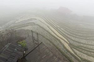 大雨影响视线，沙巴道路多处发生山体滑坡，导致通行困难。