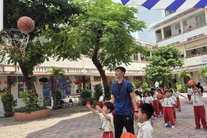 胡志明市滨城坊阮太学小学校学生的课外活动。胡志明市教育与培训厅要求学校暂停课外活动，以躲避台风。 