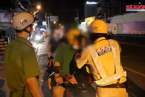 图: 交警正在检测酒精浓度。