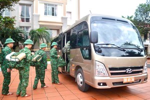 干部、战士出发支援民众应对13号台风。