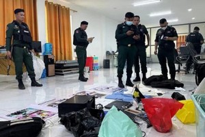 柬埔寨执法当局在诈骗窝点起获嫌犯犯案设备。