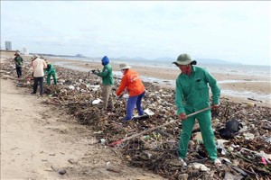 头顿环境服务与都市工程股份公司（VESCO）工人正在清理垃圾。