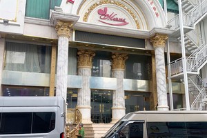 多辆蓝牌警车载着警察抵达胡志明市黄文彬街的Mailisa美容院。