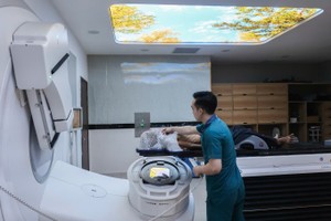 癌症患者在胡志明市肿瘤医院接受放射治疗。