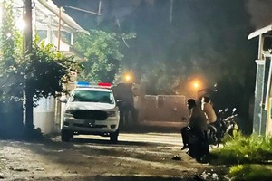 警察于11月14日晚上封锁命案现场。