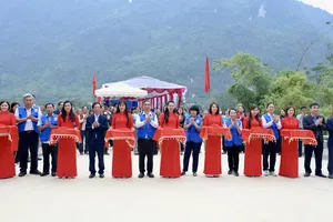 胡志明市市委副书记、市越南祖国阵线委员会主席阮福禄与工作团出席娜波桥工程落成仪式。