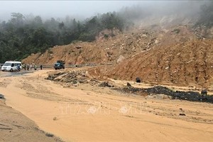 庆和省南永庆乡庆黎山口发生山体滑坡事故。