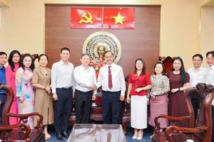 胡志明市市委宣教与民运处主任杨英德探望胡志明市干部学院。